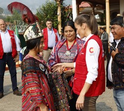 Doña Letizia ante una joven vestida con los trajes típicos